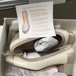 sale!  NEW - DANA DAVIS IVORY/GOLD SQUARE TOE PUMP - 3rd MD!